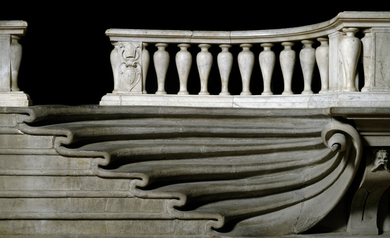 Mramorové schodisko presbytéria od Bernarda Buontalentiho pre kostol Santa Trinita vo Florencii, Taliansko, 1574