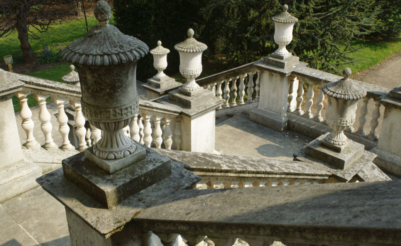 Pohľad pri pohľade dolu po vstupných schodoch z portika Chiswick House v Anglicku