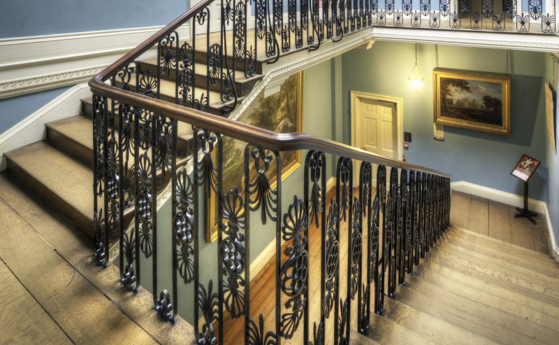 Dekoratívne železné zábradlia na veľkých schodoch, Kenwood House, Hampstead, Londýn