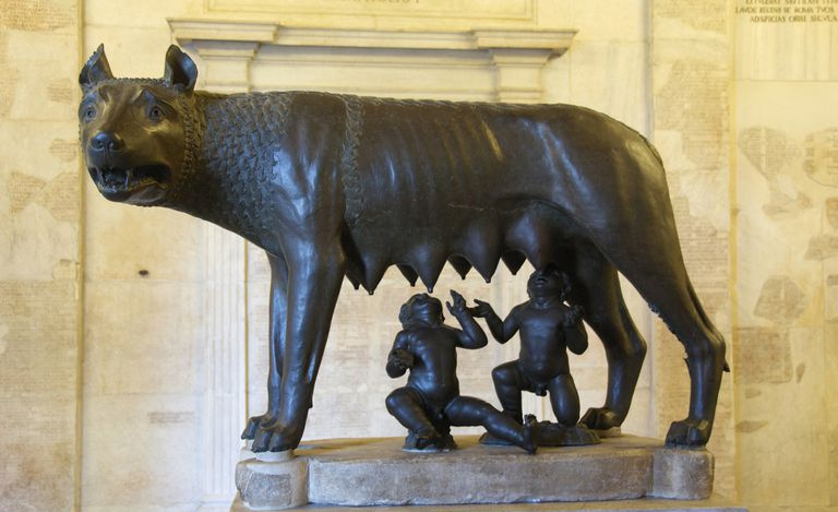 Statue en bronze de Romulus et Remus allaitant une louve
