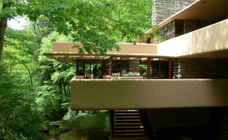 Freitragende Wohnbereiche über Bear Run in Fallingwater in Pennsylvania