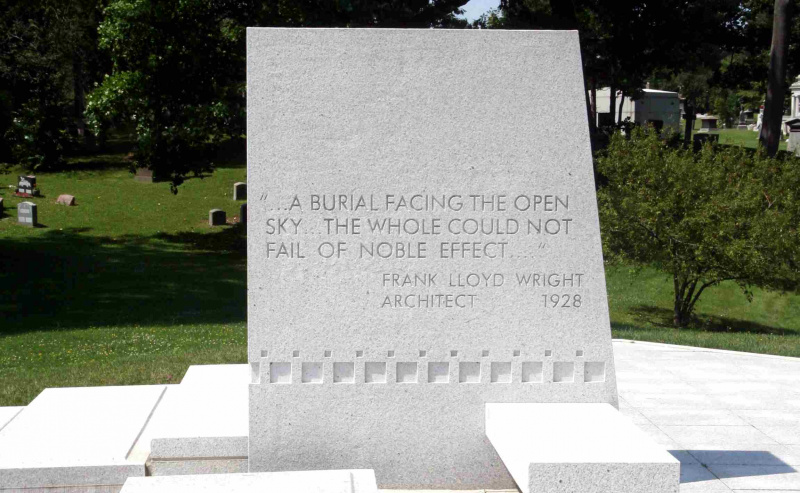 Der 1928 für Darwin D. Martin entworfene Grabstein und Epitaph von Frank Lloyd Wright beschreibt das Blue Sky Mausoleum