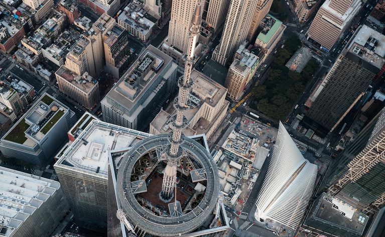 Una vista aérea de la parte superior del One World Trade Center y su torre y la parte superior del centro de transporte de punta blanca