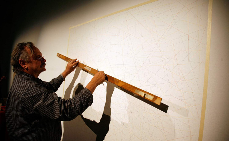 John Hogan tworzący rysunek linii Sol Lewitt