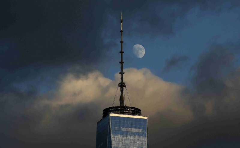 Mēness paceļas pār Manhetenas lejasdaļu un One World Trade Center saulrieta laikā Ņujorkā