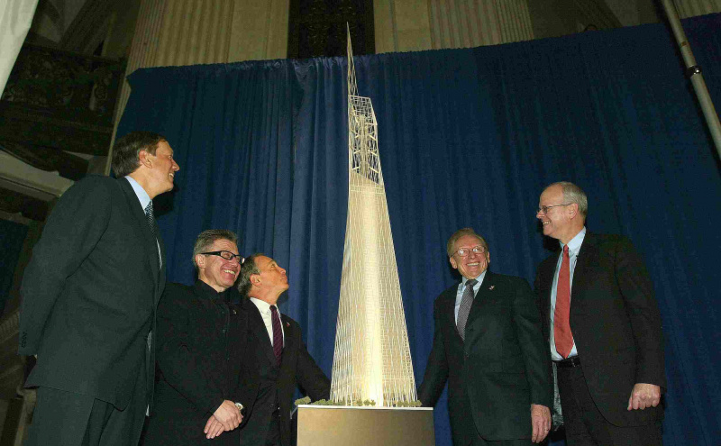 No kreisās puses uz labo Ņujorkas gubernators Pataki, Daniels Libeskinds, Ņujorkas mērs Blūmbergs, izstrādātājs Lerijs Silveršteins un Deivids Čailds stāv ap 2003. gada modeli Tower 1.