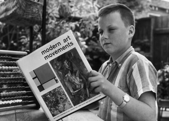 lendo um livro de arte