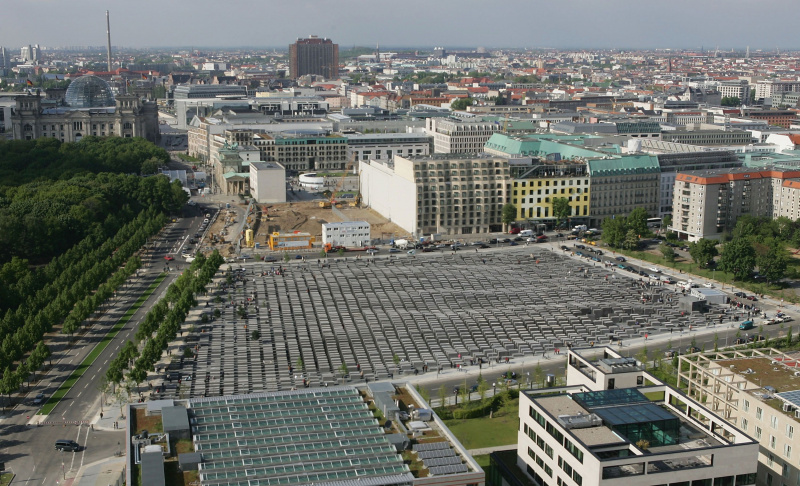 luftfoto av byggeplassen til Berlin Holocaust-minnesmerket på stedet for Riksdagen