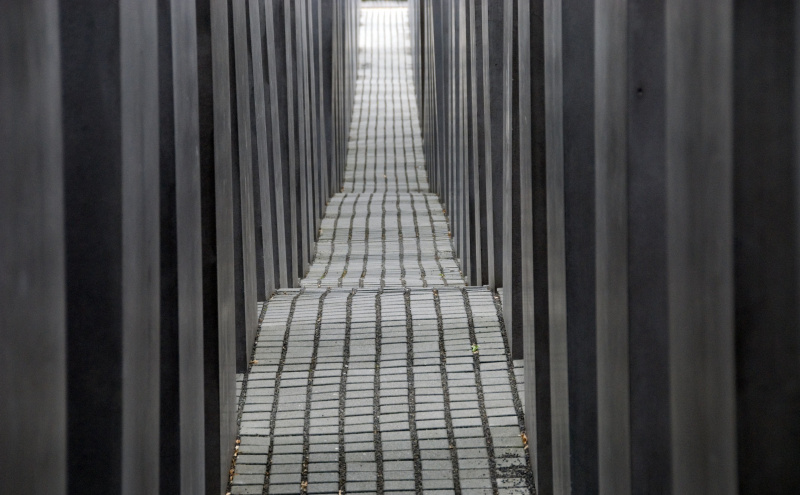 En labyrint av passasjer snor seg mellom steinheller ved Berlin Holocaust Memorial
