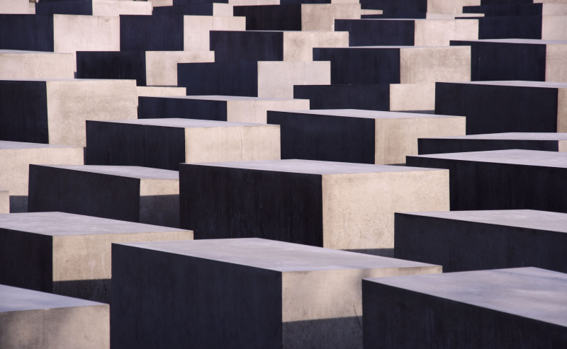 Detalj av Berlin Holocaust Memorial skaper et abstrakt bilde av geometrisk lys og mørke solide gjenstander