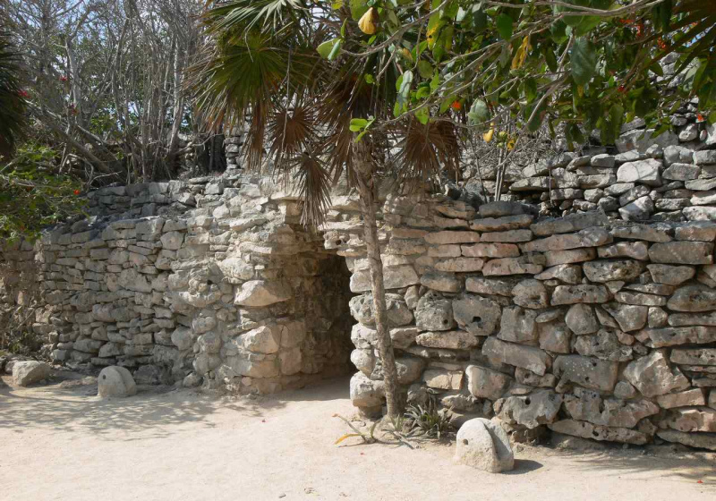 Foto av tykk fjellvegg rundt Tulum i Mexico.