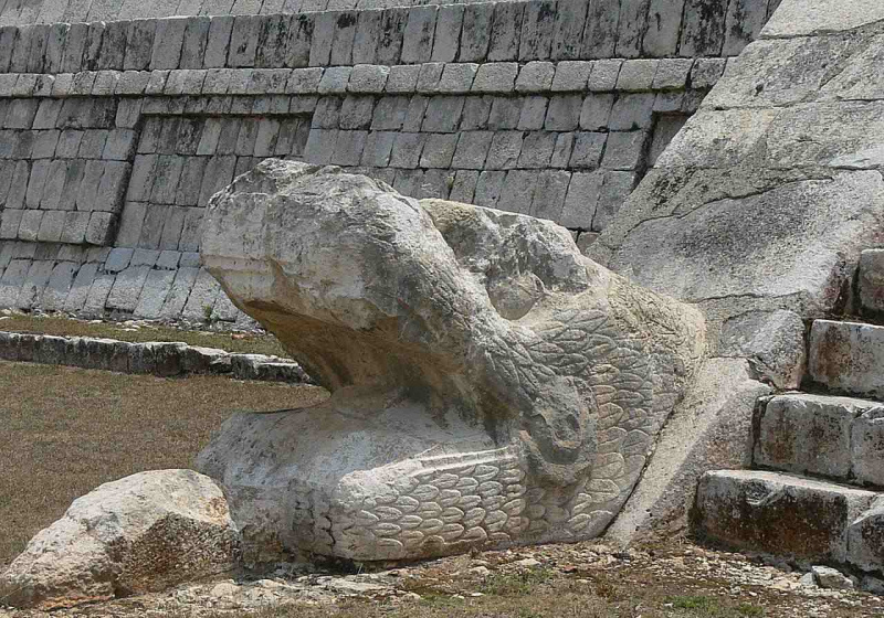 Hodet for den fjærkledde slangen Kukulkan ved foten av Chichen Itza-pyramiden.