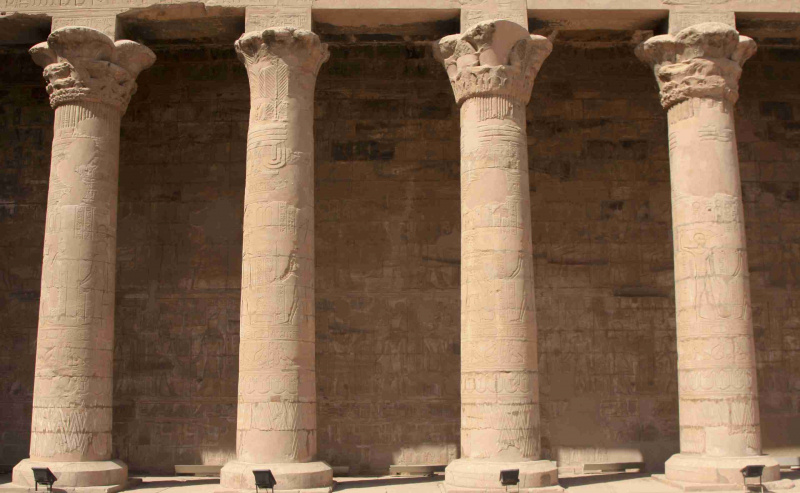 Hojas de palma y otras formas de plantas decoran los antiguos capiteles de las columnas en el Egipto actual