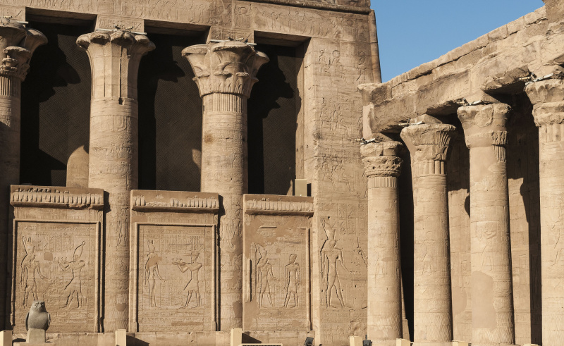2 conjuntos de columnas antiguas en Egipto, todas con capiteles diferentes