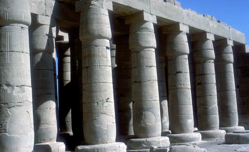 Columnas egipcias antiguas y masivas, cónicas, grandes partes superiores e inferiores