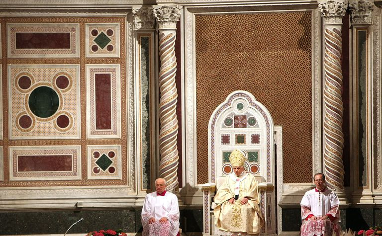 Pave Benedikt XVI sitter mellom to Salomonsøyler ved Johannes Lateranbasilikaen, Roma