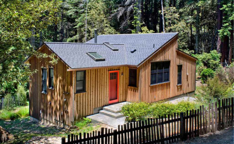 Front of Mendocino County Drewniany domek zaprojektowany przez kalifornijskiego architekta Cathy Schwabe