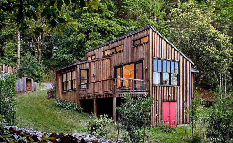 Pionowa okładzina zewnętrzna w domku hrabstwa Mendocino autorstwa architekta Cathy Schwabe, AIA