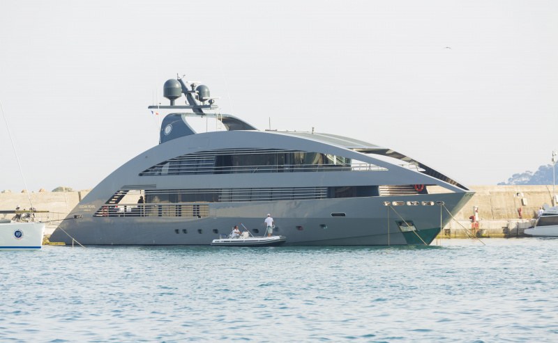 Bateau à moteur de luxe