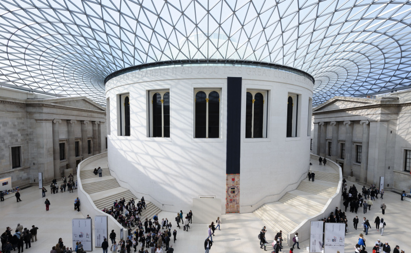 grand espace intérieur avec verrière triangulaire baignée de lumière