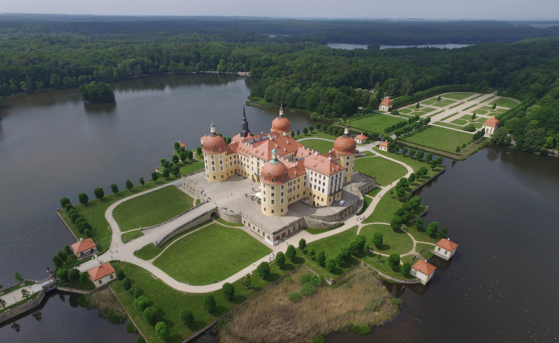 Vue aérienne du château de Moritzburg, 4 tourelles à dôme rouge dominent le toit en croupe rouge de ce pavillon de chasse rénové presque entouré d