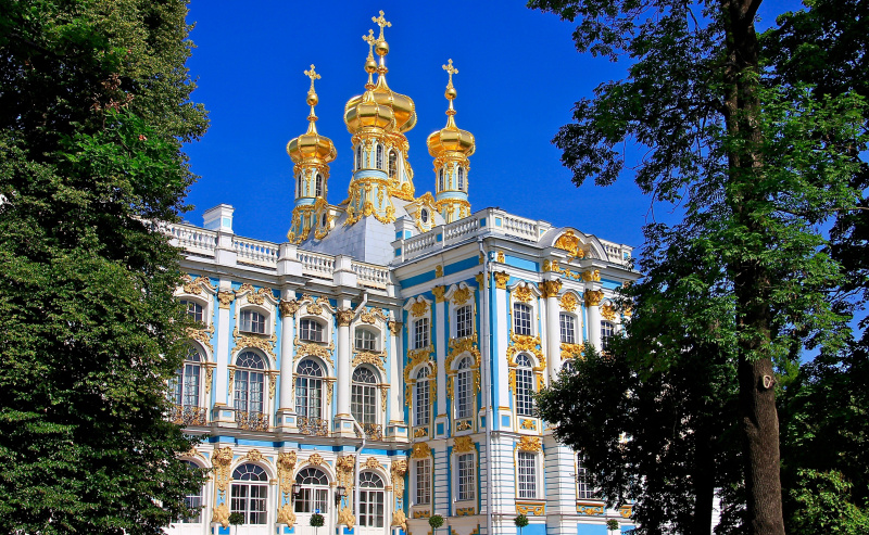extérieur de palais décoré avec des tours dorées et une façade bleue, blanche et dorée