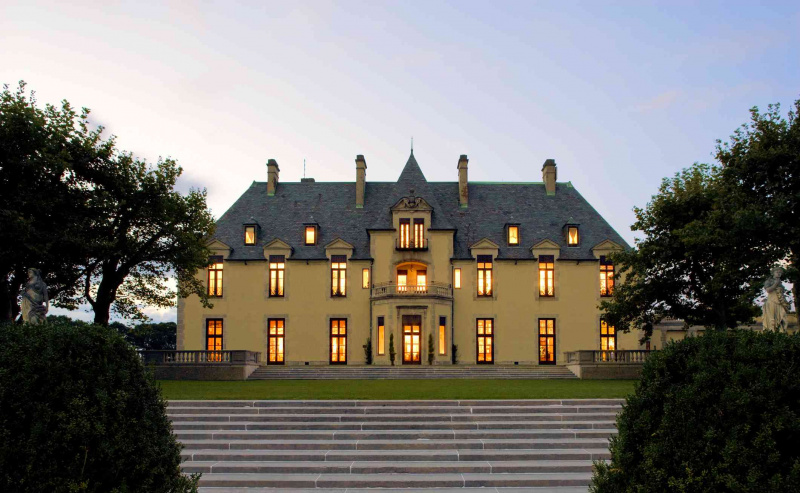 Die Abendansicht des schlossähnlichen Anwesens Oheka Castle aus dem frühen 20. Jahrhundert.