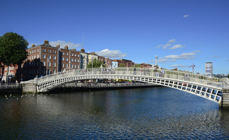 gara, zema dzelzs tilta arka pār Lifijas upi Dublinā