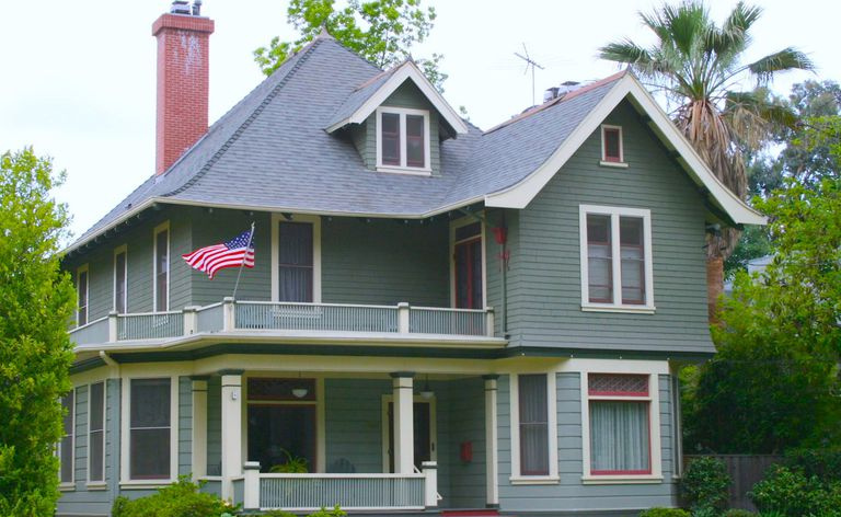 Zweistöckiges Vorstadthaus im Kolonialstil mit amerikanischer Flagge
