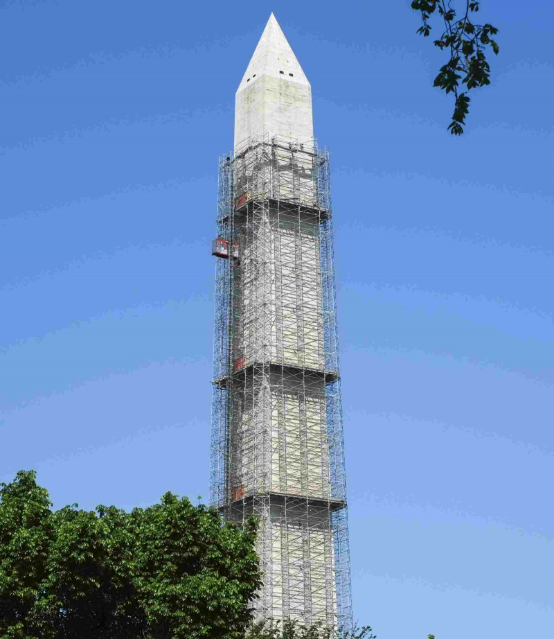 Das Washington Monument ist mit Gerüsten bedeckt, um Erdbebenschäden zu reparieren