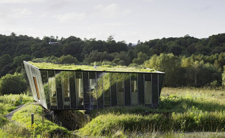 Glasshus med grønt tak smelter inn i det irske landskapet, Mimetic House av den irske arkitekten Dominic Stevens, Dromahair, County Leitrim, Irland, 2006