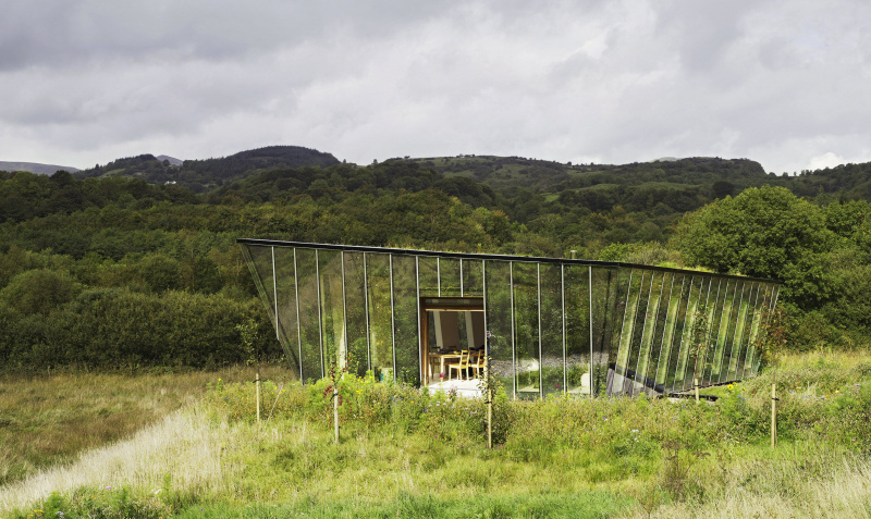 Glasshus med grønt tak smelter inn i det irske landskapet, Mimetic House av den irske arkitekten Dominic Stevens, Dromahair, County Leitrim, Irland, 2006