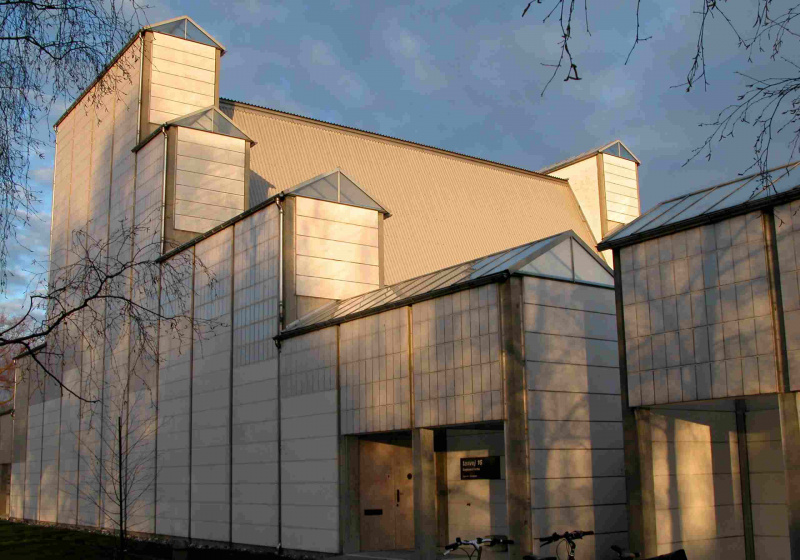 edificio a gradini non convenzionale, copertura a lucernaio