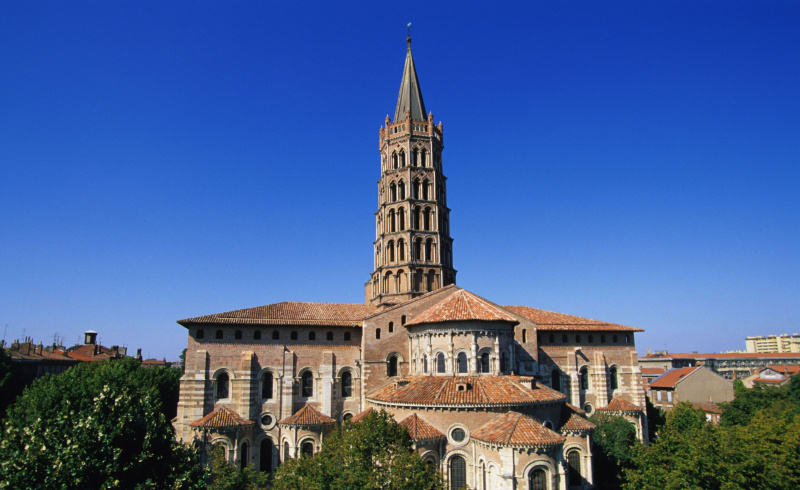 Zaobljeni loki, masivne stene, stolp bazilike sv. Sernina (1070-1120) v Toulousu v Franciji