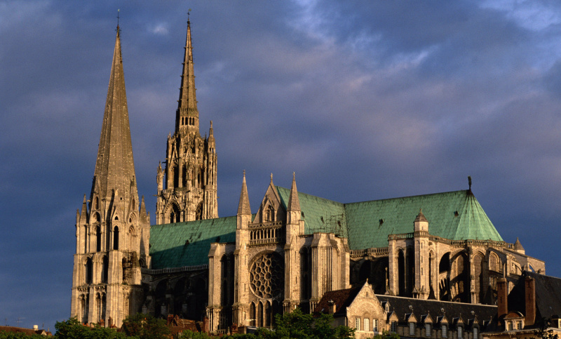 Arhitektura dosega novo višino Katedrala Chartres v Chartresu v Franciji, zgrajena v trinajstem stoletju, je mojstrovina gotske arhitekture