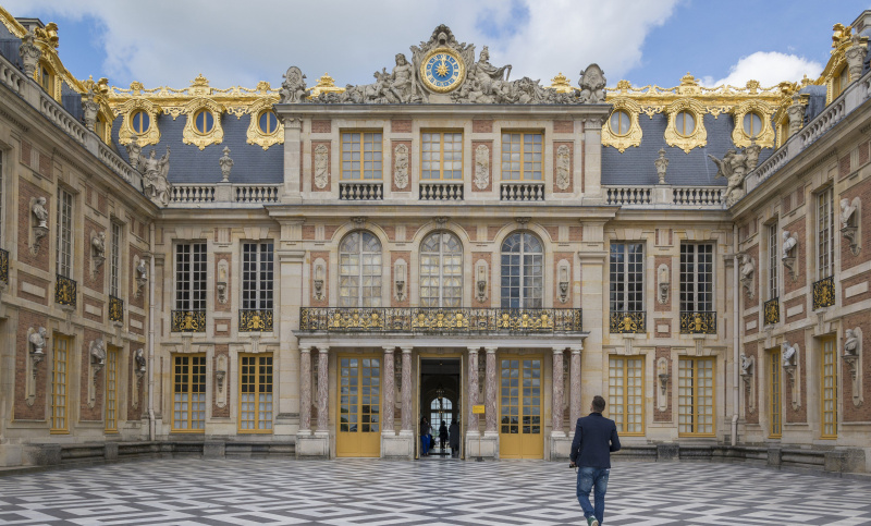 okrašen vhod v palačo Versailles v Franciji
