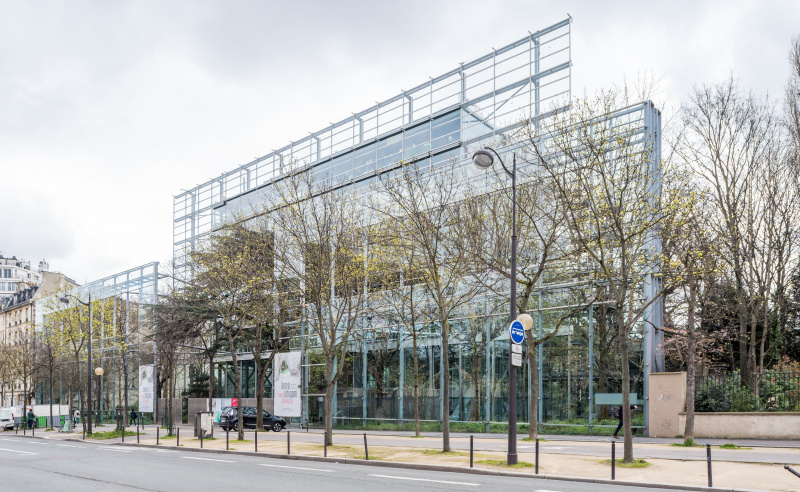 glass- og metallfasade på en trekantet bygate