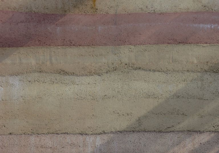 Detalhe das camadas texturizadas de terra batida no Pavilhão da China construído em Sirewall