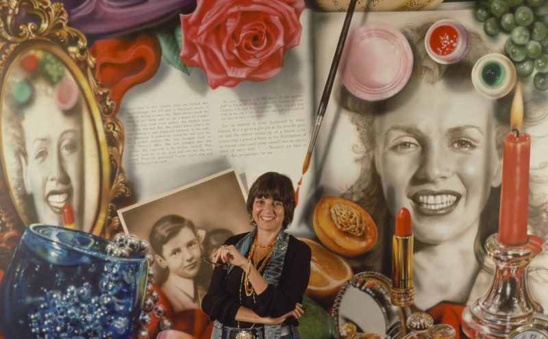 Realistisk maleri med gamle bilder, leppestift, stearinlys, rose og portrett av kunstneren Audrey Flack.